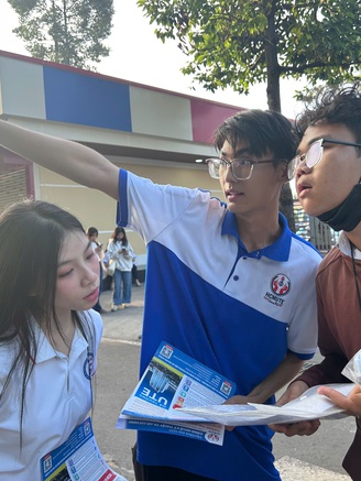 Tình nguyện viên hết mình hỗ trợ thí sinh thi đánh giá năng lực