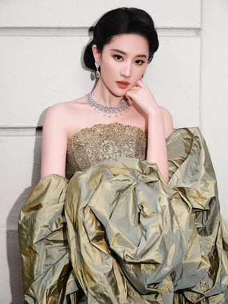 8 năm sau chia tay tài tử Song Seung Hun, Lưu Diệc Phi giờ ra sao?