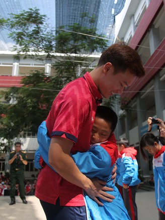 Hoàng Đức trở lại với món quà bất ngờ, tiếp lửa giấc mơ học sinh hiếu học