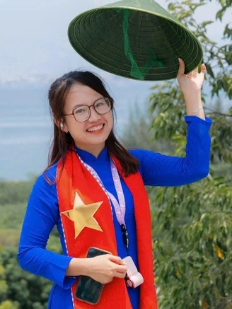 10 năm đứng cổng trường thi, cô gái này làm điều khiến sĩ tử không thể quên
