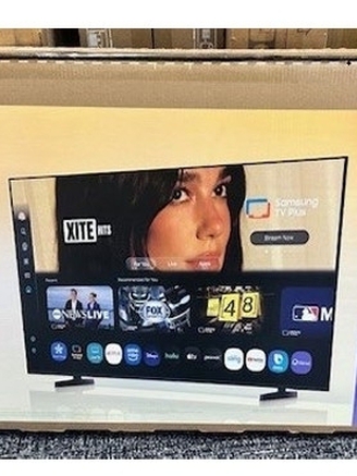 Dua Lipa kiện Samsung đòi 15 triệu USD vì tự ý in hình lên bao bì TV