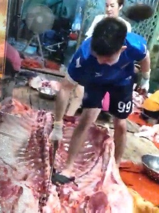 Thâm nhập những lò mổ '3 không': Sốc với cảnh 'hóa kiếp' trâu bò trên nền đất 