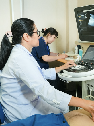 Vượt sóng lớn, 60 y bác sĩ TP.HCM khám bệnh miễn phí cho quân dân Trường Sa
