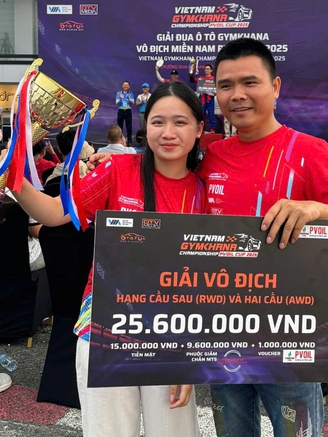 Cô gái gen Z gây sốt đường đua Gymkhana