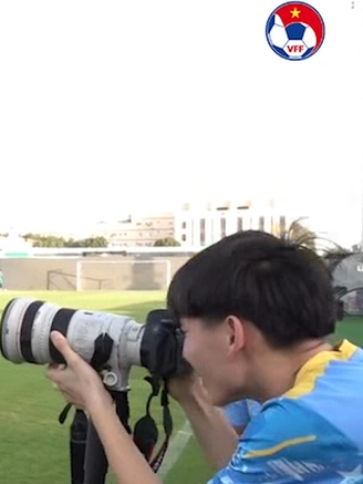 U.17 Việt Nam 'bất ngờ' chuyển đổi ngành nghề trước tứ kết, chỉ tội là… chụp ảnh mất nét quá