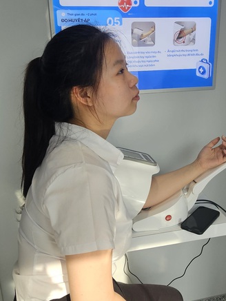 Hàng trăm lượt đo chỉ số sức khỏe mỗi ngày tại Trạm Công dân số