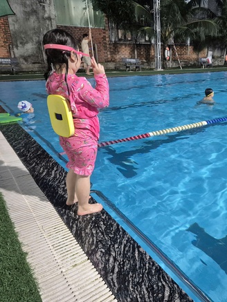 Cơn sốt học bơi bùng nổ ở TP.HCM: Phụ huynh chi tiền triệu để con biết bơi