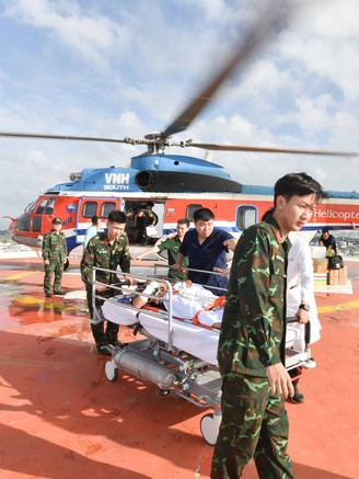 Xuyên đêm cứu nạn: Trực thăng đưa ngư dân bị tai nạn lao động từ Trường Sa về đất liền