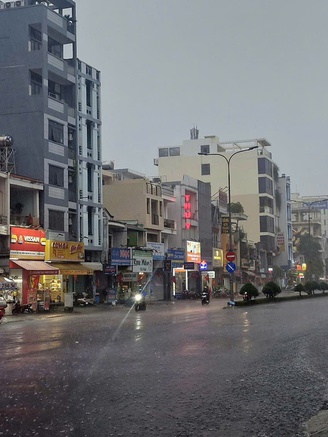 Giới trẻ rần rần vì cơn mưa đầu tiên sau bao ngày TP.HCM oi ả