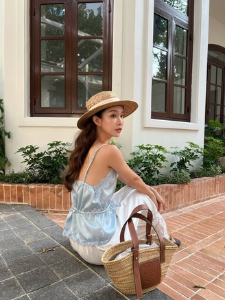 Mũ rộng vành, túi oversized... những phụ kiện làm nên phong cách hè đặc sắc