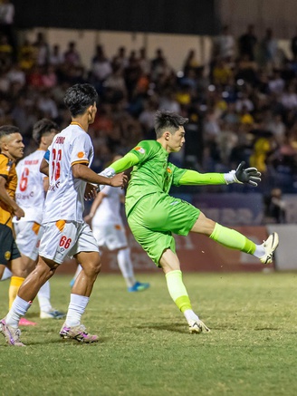 Vòng xoáy trụ hạng V-League bùng nổ: HAGL mất ăn mất ngủ cùng 4 cái tên nào?