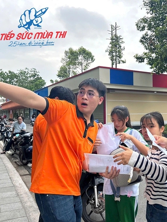 Tình nguyện viên hóa shipper, chạy nước rút hỗ trợ thí sinh