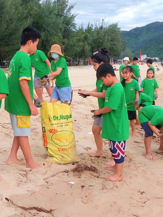 Thầy trò cùng lan tỏa tình yêu môi trường biển