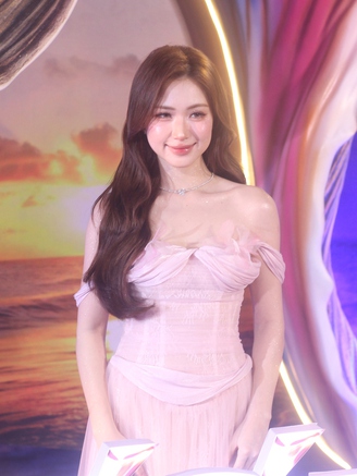 Hòa Minzy gợi cảm đến mừng 'người quen' lấn sân điện ảnh