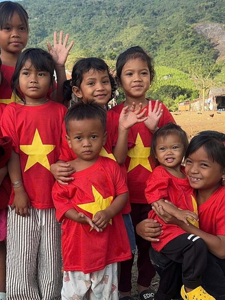 'Mang sữa lên bản': Những chuyến đi chở đầy yêu thương