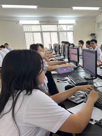 Trẻ học công nghệ, tiếp cận AI sớm có lợi gì?