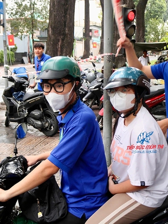 Tình nguyện viên tốc hành 'ứng cứu' thí sinh thi năng khiếu trước giờ G