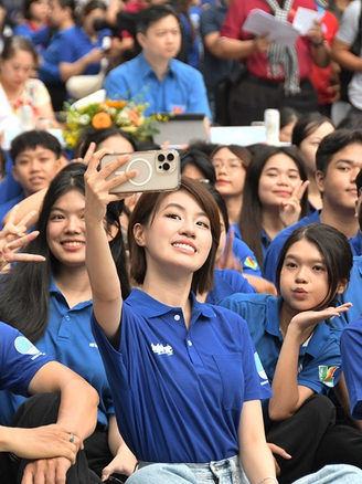 'Mùa hè số' của thanh niên tình nguyện: Mang AI gõ cửa từng nhà