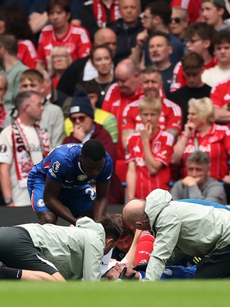 Cầu thủ 18 tuổi chấn thương kinh hoàng trận ra mắt, Chelsea 'thua thảm' trên sân nhà