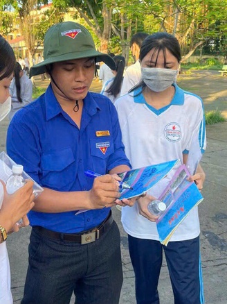 Thầy giáo làm điều này ở cổng trường thi hơn một thập kỷ