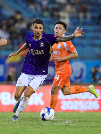 Không phải trụ hạng, cuộc đấu trí nào hấp dẫn hơn cả đua vô địch V-League?