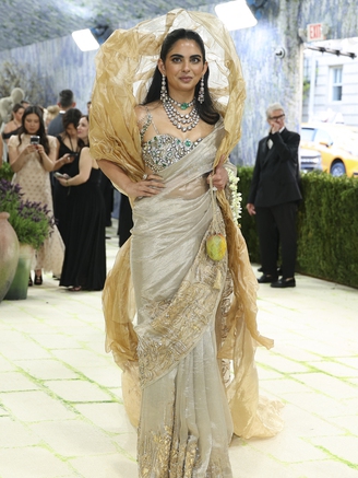 Ái nữ tỉ phú Ấn Độ 'đắp' hơn 200 viên kim cương dự Met Gala