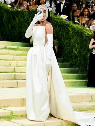 Nicole Kidman bị chế giễu, Katy Perry diện style robot tại Met Gala