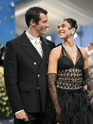 Dua Lipa tổ chức đám cưới bí mật với tài tử sắp thủ vai James Bond