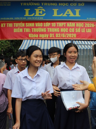 Khen đề văn lớp 10, thí sinh TP.HCM nói 'Sở GD-ĐT tặng quà 1.6 quá đã'