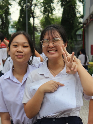 Ăn đậu đỏ, mang dầu gió vào phòng thi văn lớp 10 TP.HCM