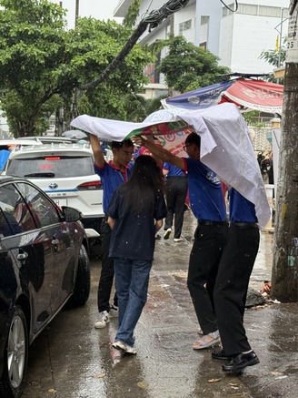 Những đàn anh trên cả tuyệt vời: Mình có thể ướt nhưng thí sinh thì không