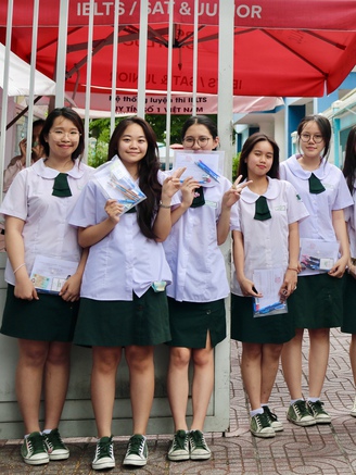 Thức trắng đêm ôn bài, sợ ngủ quên: Những nỗi lo của thí sinh trước giờ G