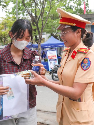 Khi CSGT tiếp sức thí sinh đi thi