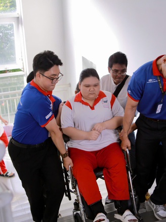 Nữ sinh ngồi xe lăn đi thi và điều làm cảm động cả điểm trường