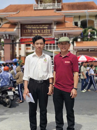 Hai bố con thi tốt nghiệp THPT cùng một nơi, điểm đặc biệt nằm ở đây...