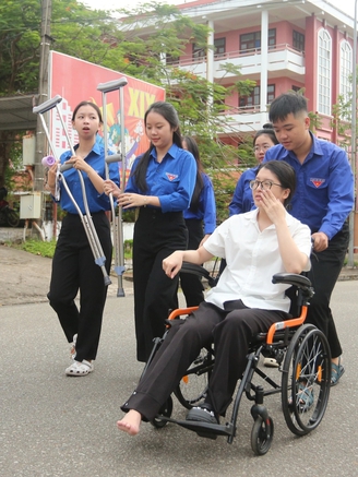 Thí sinh đi thi được tiếp sức hết mình và những món quà bất ngờ