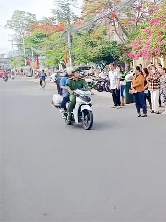 Thí sinh ngủ quên, công an đến tận nhà đón đi thi