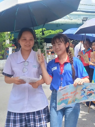Nắng hơn 35 độ C, nhiều người vẫn bám trụ trước điểm thi vì điều này…