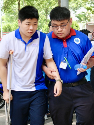 Nam sinh chống nạng bước vào phòng thi bằng sự tiếp sức của những người xa lạ