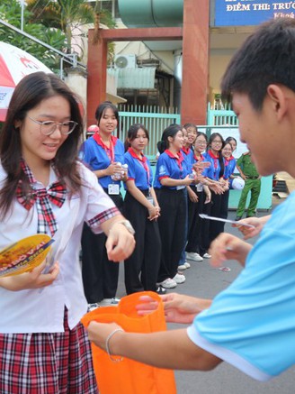 Không phải thí sinh nhưng vẫn dậy từ 5 giờ sáng đến điểm thi tốt nghiệp THPT