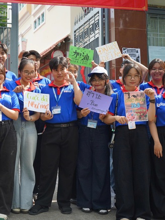 'Chai yo', 'Sù sù ná', 'Allez!': Màn tiếp sức độc lạ chỉ có ở điểm thi này