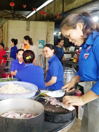 Chuyện cảm động mùa thi: Thức từ sáng sớm để nấu cơm cho thí sinh