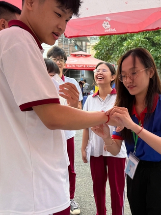 Những chiếc vòng tay đặc biệt cùng thí sinh vượt qua kỳ thi
