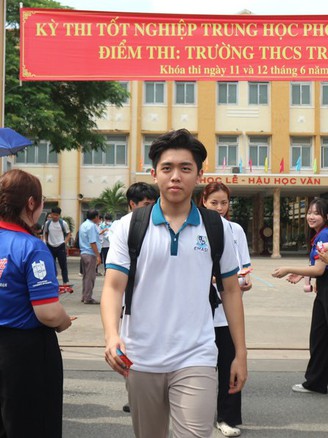 Thi xong tốt nghiệp THPT, nam sinh lao ra cổng làm cú 'siu' như Ronaldo