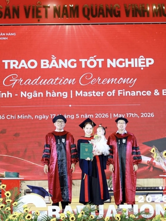 Lễ tốt nghiệp đặc biệt của nữ thạc sĩ: ngày nhận bằng có thêm người đồng hành