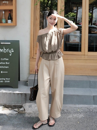 Hè này, cứ diện quần ống rộng màu be là chuẩn gu thanh lịch