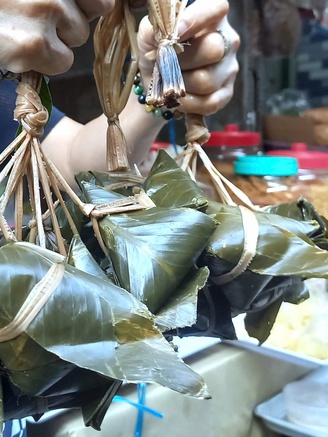 Dậy từ sớm đi chợ mua lễ vật cúng Tết Đoan Ngọ