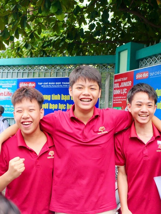 Thi lớp 10 môn toán: Thí sinh tự tin đạt điểm cao, phụ huynh thưởng lớn