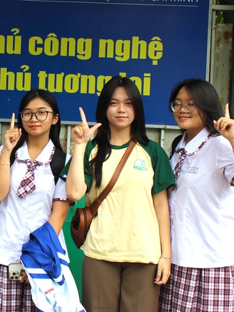 'Đề toán thi lớp 10 TP.HCM mà cho năm ngoái là em thủ khoa rồi'