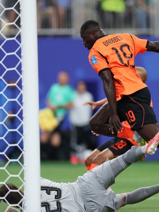 HLV Koeman quá cao tay: 'Quái thú' Hà Lan Brobbey bước ra từ bóng ma tống tiền